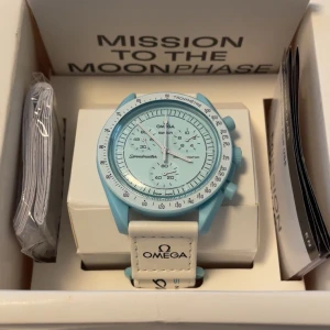 Omega x Swatch Speedmaster blå - Säljer en Omega x Swatch Speedmaster Mission to Uranus. Snygg och unik design som sticker ut på handleden. Box+tillbehör ingår