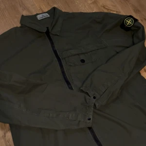 Stone island overshirt - Skick: 9/10 använd några enstaka gånger.                      Storlek: XXL men sitter som XL då stone island är små i storlekarna⚠️