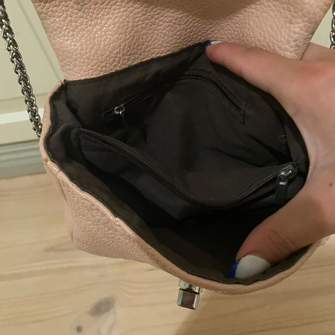 Beige quiltad axelväska med kedja - 3