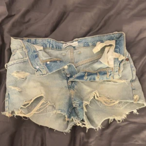 Ljusa jeansshorts från Zara - Säljer ett par jeansshorts från Zara💕säljs pågrund av för små för mig💕 kanske inte bästa bilderna, men om ni vill ha bättre bilder är det bara att skriva💕