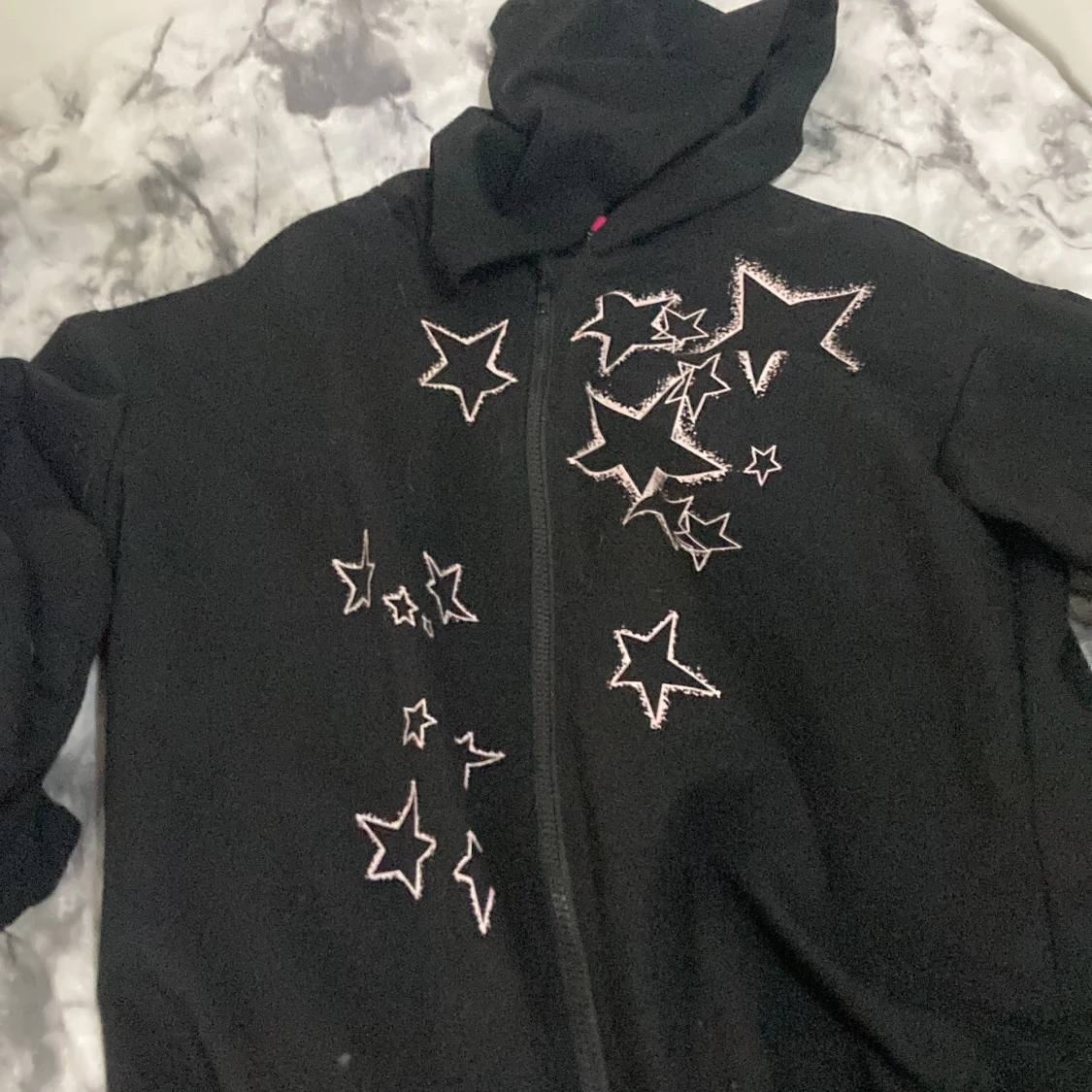 Svart hoodiejacka med stjärnor från SHEIN