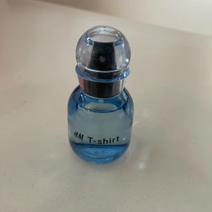 H&M parfym - T-shirt  - Parfym  från H&M. I princip oanvänd. 