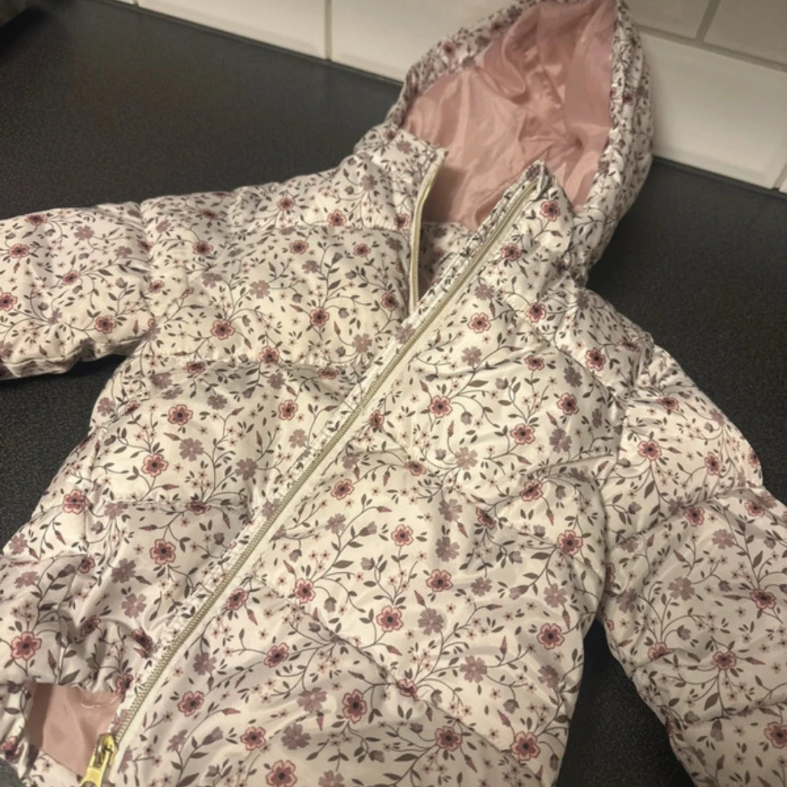 Blommig pufferjacka med huva