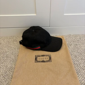 Svart Gucci keps  - Säljer en svart Gucci keps i riktigt bra skick. Om man köper får man dustbag till. Är öppen för frågor och funderingar så det är bara att fråga:)