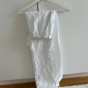 Vita linnebyxor med snörning - Snygga vita linnebyxor💓byxorna har ett luftigt material som passar till mycket💗de är i storlek 164 men skulle säga att de är som en xs/s, har inte använt mer än 2-3 gånger så är som nya