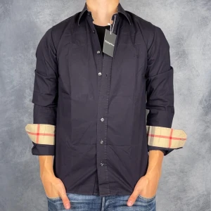 Burberry Skjorta - Skick: 9/10, inga defekter. | Ingår: Bara skjortan. | Nypris: +- 4000 SEK. | Modellen är 178 cm lång och väger 70 Kg.