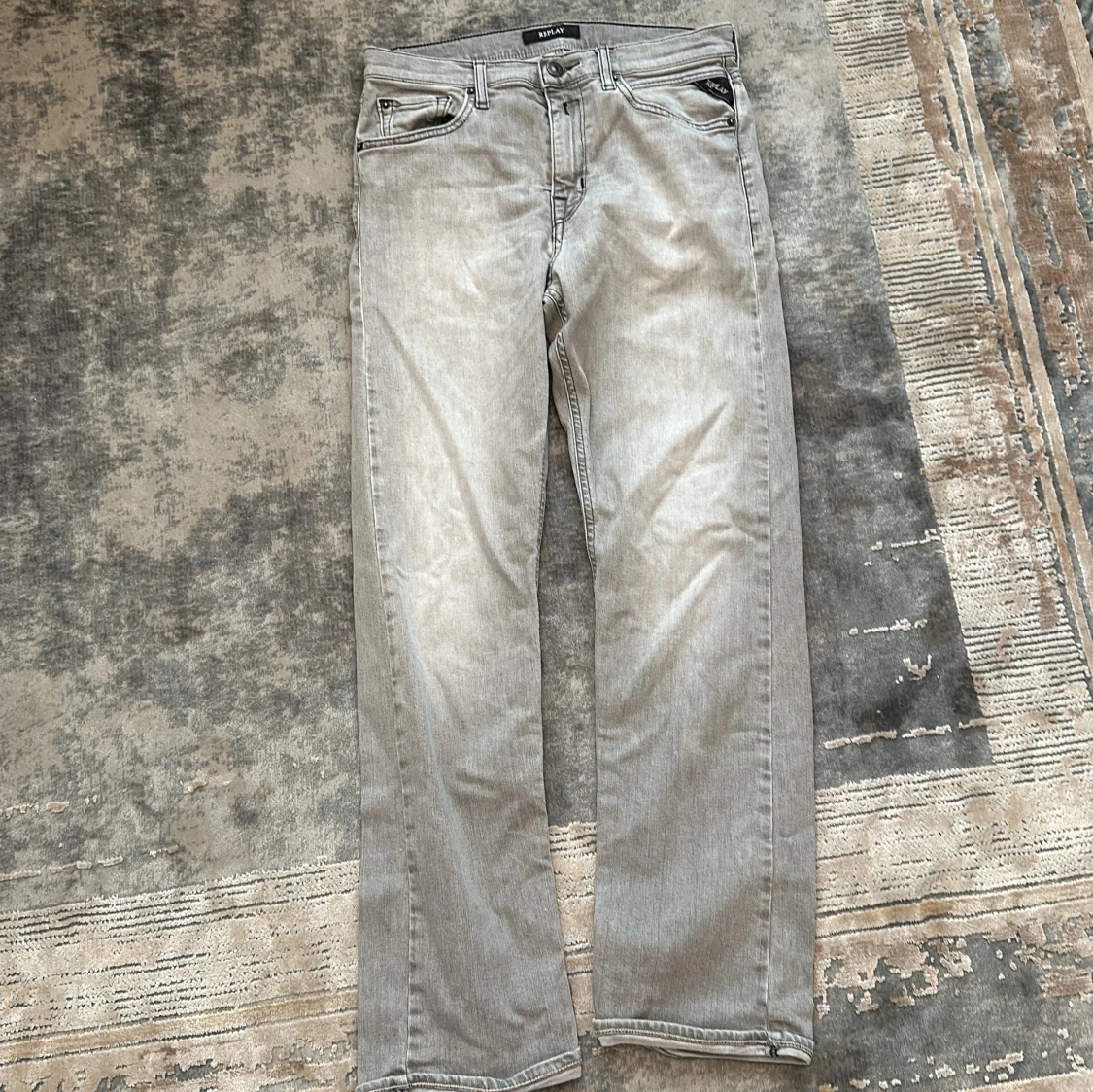 Ljusgrå jeansbyxor från Replay - 1