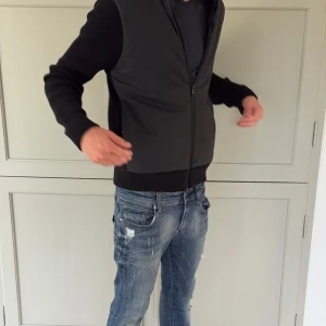 J.Lindeberg Cardigan - En riktigt stilren cardigan från J.Lindeberg. Den är i prima skick, använd fåtal gånger. Storlek S och den är svart. Tag, kvitto och påse finns. Nypris:3200kr Mitt pris:1499