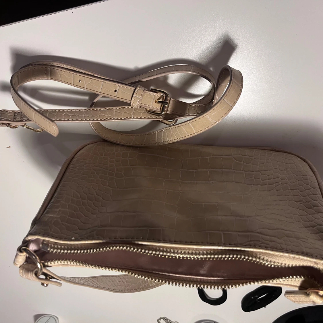 Beige axelväska med krokopräglat mönster - 1