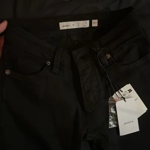 subdued jeans (nya) - Low jeans med bootcut från subdued tyvärr väldigt små i storlek. Även om de är i 36 kan jag ej knäppa dem och även lite för korta på mina ben😅annars väldigt snygg modell om man är mindre än 170❣️