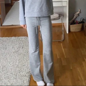 Grå mjukisbyxor med snörning - Jätte sköna byxor men samtlidigt snygga, med en bra passform😇