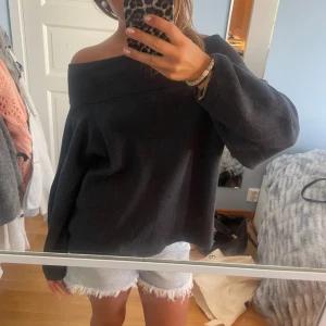 Stickad tröja - Snygg stickad tröja i mörkgrå som man kan ha off shoulder. - bilder från den jag köpte på plick💕