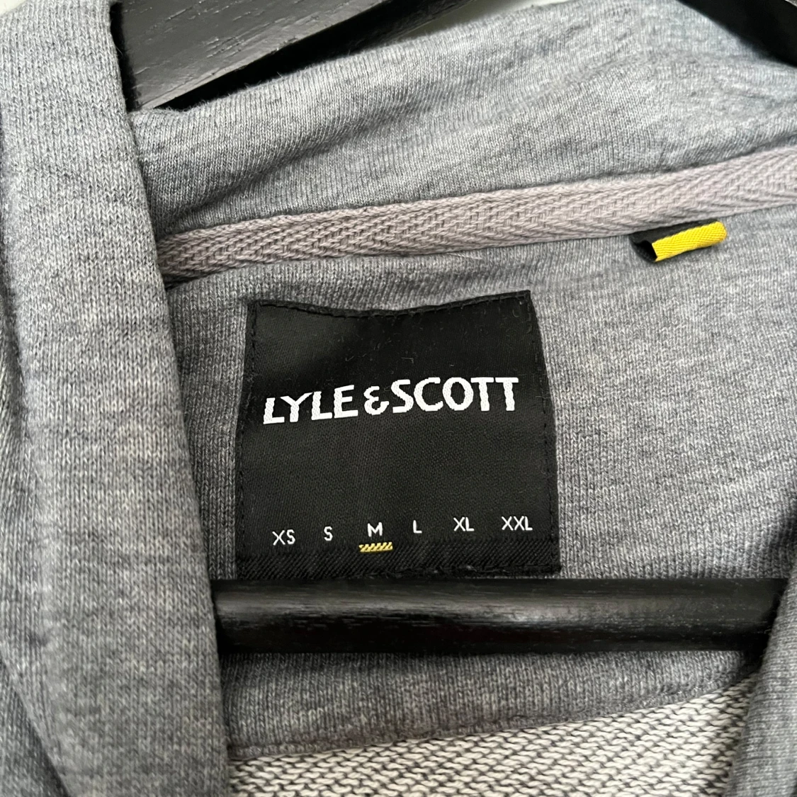 Grå hoodie från Lyle & Scott - 1