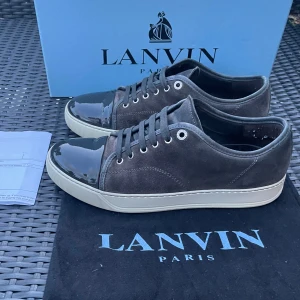Lanvin cap toe gray elephant  - Säljer nu dessa Lanvin Grey elephant i uk 7 som är 41 men passar mer 42 där box o dustbag ingår, skorna är i mycket fint skick. Skriv för fler bilder/frågor🙌🏼