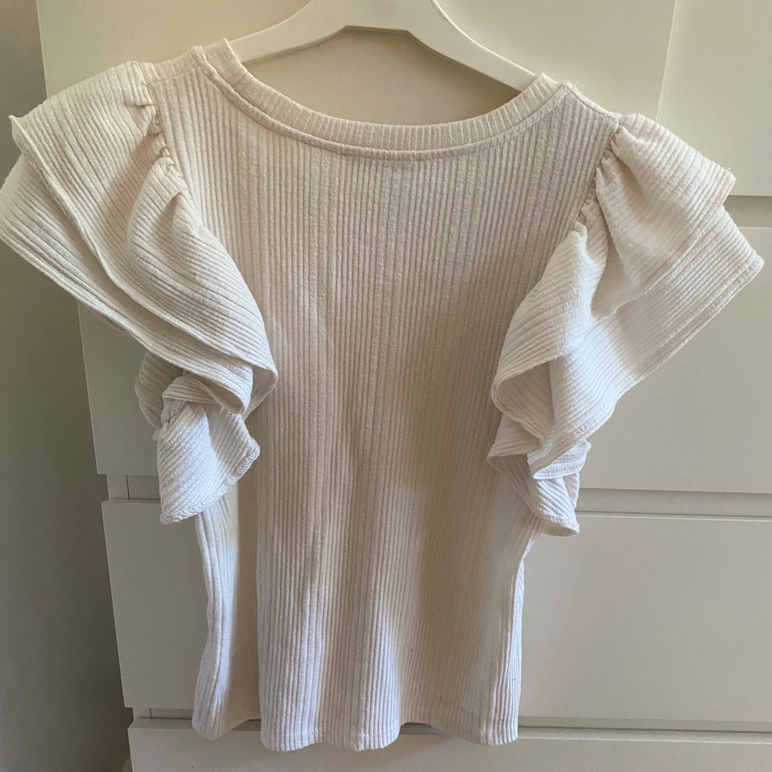 Vit ribbad topp med volangärmar från Zara - 1