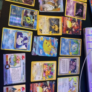 Sällsynta pokemon kort  - En färgstark samling Pokémonkort med klassiska och legendariska karaktärer som Pikachu, Charizard och Zapdos. Perfekt för dig som älskar Pokémon och vill utöka din samling eller spela med vänner. Korten är i olika skick och upplagor, vilket gör dem extra spännande för unga samlare.