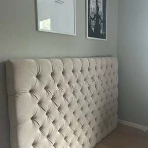Sänggavel  - en beige sänggavel som är som ny, pris går att diskutera. Vid köp måste den upphämtas❤️passar sånger mellan 160-180 därav att jag hade den till en 160 säng 