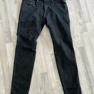 Replay Jeans - Här säljer jag ett par Replay jeans i modellen anbass skicket är bra. Skriv vid funderingar
