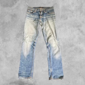 Nudie Jeans bootcut ljusblå W28 L32 - (SITTER SOM W28) Skit nice nudie jeans med fett nice tvätt. Skriv om ni har frågor👌