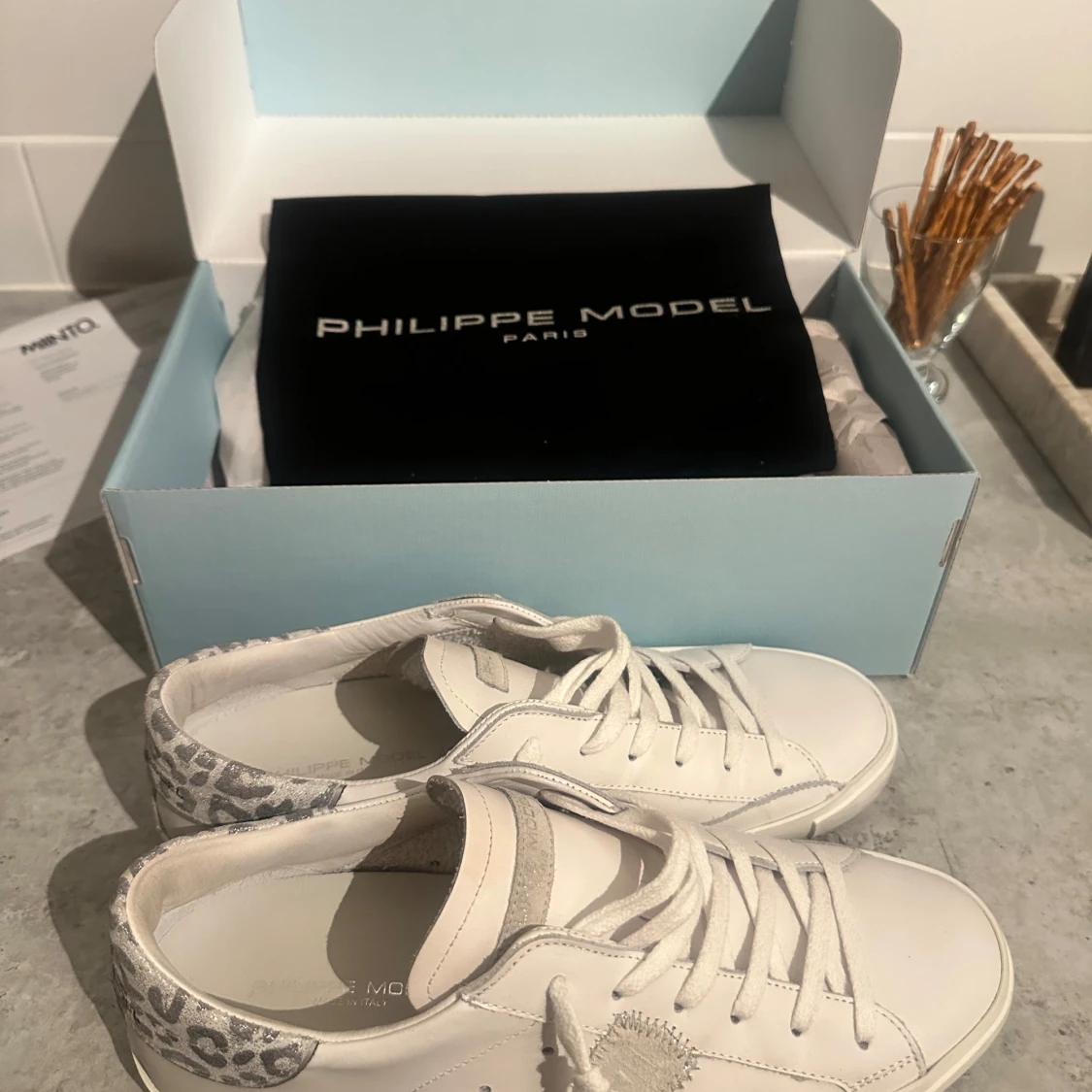 Philippe Model vita sneakers med leoparddetalj