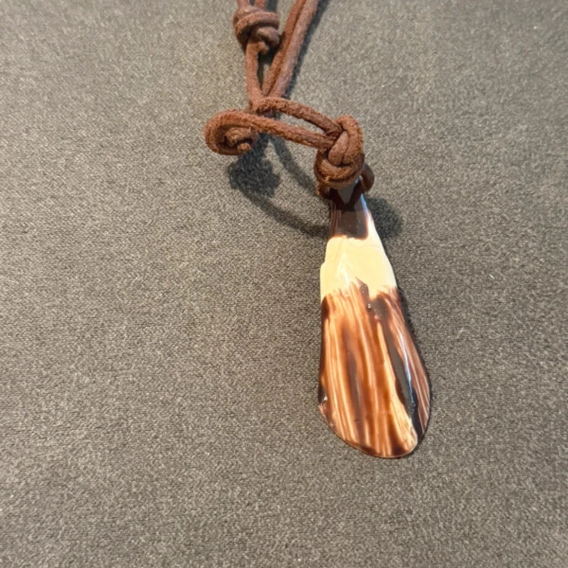 Brunt halsband med hornformad hänge - 2