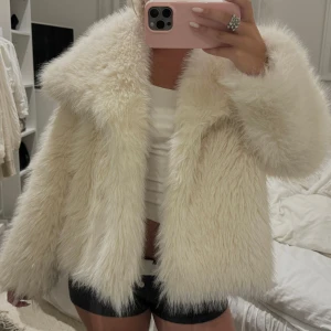 Pälsjacka - Säljer denna fina pälsjacka då jag aldrig har använt den, perfekt till höst och vinter 🩷 Passar alla olika storlekar, jackan har fickor och man kan knäppa jackan med två knappar 🎀