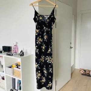 Blommig maxiklänning  - 👗 Inga skador, ren och i fint skick. Lång blommig klänning med slits från H&M Divided. Justerbara axelband. Säljer eftersom storleken inte längre passar.
 Mått:
 • Längd (axelband inkl.): ca 136 cm
 • Bröst: ca 82 cm
 • Material: 100% viskos
 
 📦 Kan hämtas i Kista, Stockholm, eller skickas.
 Tveka inte att höra av dig vid intresse eller frågor!
