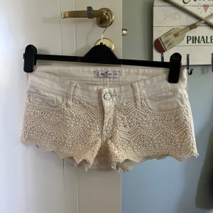 Vita spets jeansshorts Hollister - Supersnygga vita jeansshorts från Hollister med spets framtill. Säljer pga för små för mig. Är i super fint skick utan specifika defekter