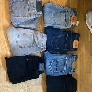 Jeans från olika  märken köp alla för 450kr - Säljer ett gäng jeans i olika tvättar och färger, bland annat ljusblå, grå, mörkblå och svart. Märken som Levi's och Jack & Jones & replay. Klassisk femficksmodell och raka ben, passar dig som gillar tidlös stil och vill ha flera val i garderoben. Kolla i mitt flöde för närmare bild på varje par