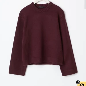 Vinröd stickad tröja från Gina Tricot - Sååå fin och mysig vinröd stickad tröja från Gina Tricot med rund hals och långa ärmar. Tröjan har en loose passform. Färgen är riktigt snygg till både jeans och vita byxor.