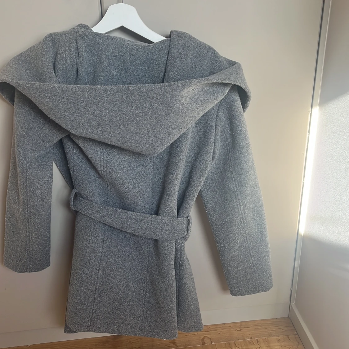Grå kappa med huva  - 1