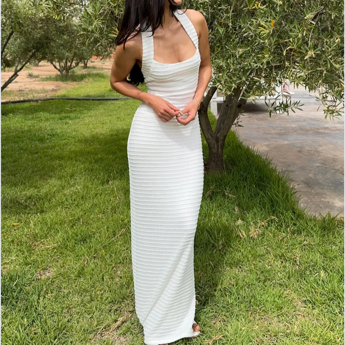 Vit långklänning med öppen rygg