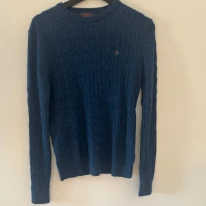 MORRIS KABELSTICKAD TRÖJA - Morris kabelstickad tröja 100% merinoull - Sitter som XS (står S på lappen) - Mycket fint skick - Deluxecloset