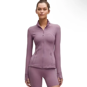 Lila träningsjacka från Lululemon - Slimmad lila träningsjacka från Lululemon. Färgen säljs ej mer och köptes för 1700kr. Helt oanvänd med prislappen kvar. Size: 6 = S,M 