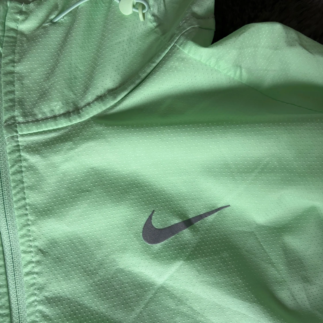 Svart Nike axelväska med logga och tunn träningsjacka. - 3