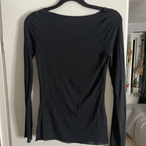 Intimissimi tröja - En enkel och stilren svart långärmad topp med rund hals. Modellen är tight och passar perfekt till jeans eller kjol. Materialet är mjukt och stretchigt bomull som gör den skön att bära hela dagen. Perfekt för dig som gillar minimalistisk stil. Använt fåtal gånger men inget fel på den alls.