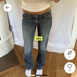 Lågmidjade jeans - Lånade bilder! Köpte dessa byxor från Perfect jeans, men dem är tyvärr för små. Jätte fint skick. Midjemått-37 cm rakt över. Innerbenslångd 76 cm. Modellen är 170 cm! 💕