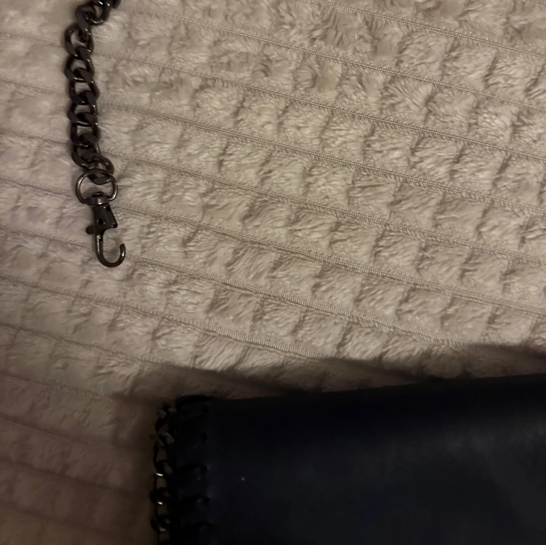 Svart kuvertväska med kedjedetaljer - 1