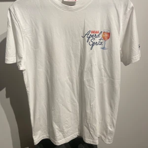 MC2 Saint barth T-shirt  - Tja! Säljer denna feta T-shirt som är helt ny (Använd en gång) köpt för 1299 säljer för 799  Storlek S!