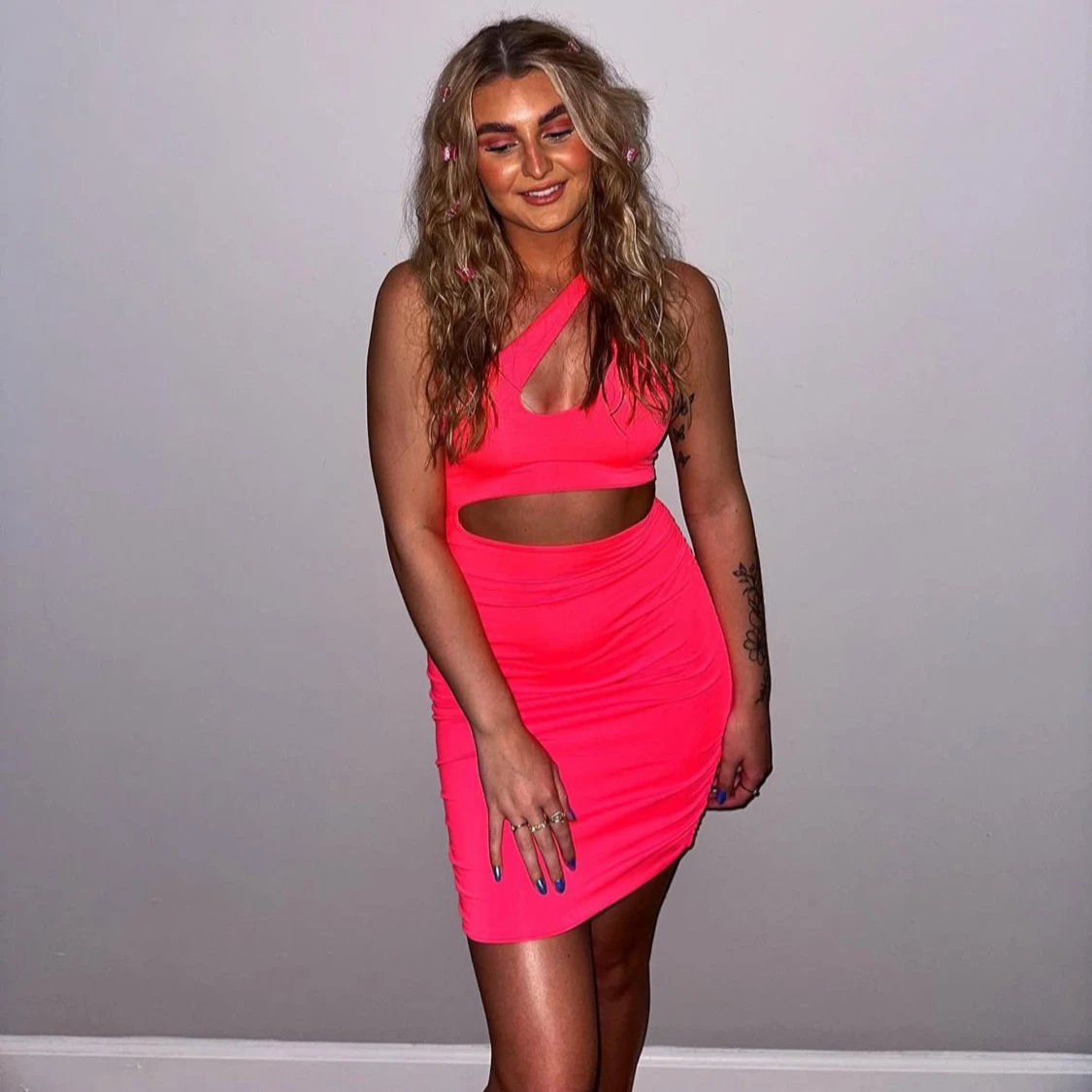 Neonrosa cut-out klänning