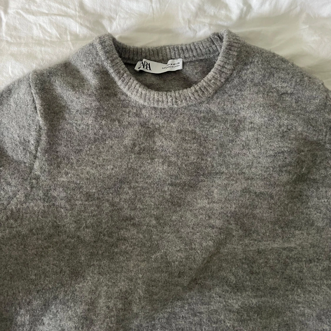 Grå stickad kortärmad tröja från Zara - 1