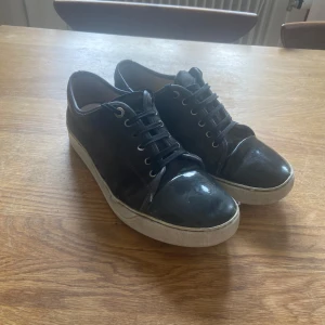Lanvin skor - Säljer dessa riktigt snygga o eftertraktade lanvin skorna | Märke: Lanvin | Storlek: 41 passar 42 | Ingår: Box och dustbag | Skick: 6/10 har lossnat lite på högerskorn vid sidan (se bild 5) | Priset går att diskutera |