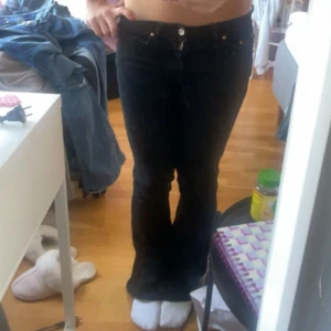 Svarta low waist jeans från gina!! - Säljer dessa jättesnygga low waist jeans från Gina tricot i väldigt bra skick!! Priset går att diskutera! Kom privat för frågor 