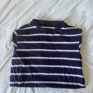 Randig t-shirt New Look - T-shirt från New Look  med horisontella ränder i lila, vitt och ljusblått. Använd ett par gånger men ändå bra skick - Strolek S 