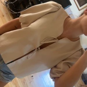 Blus med puffärm - En blus köpt på Nelly från märket Neo Noir. Nån liten defekt på armen, som man kan se på bild nr2. Annars i bra skick. Nypris 539kr 💕