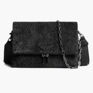 Svart leopardmönstrad axelväska från Zadig & Voltaire - Cool svart axelväska från Zadig & Voltaire med leopardmönster och snygg kedjerem. Väskan har ett lock med broderad logga och dragkedja framtill. Materialet är mocka och skinn. Köpte den i Palma för 2,5 år sedan. För ungefär 4500/5000. Hör av dig om du vill se kvitto. 