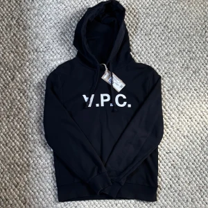 A.P.C Hoodie - Apc Hoodie | Storlek: Xs | Skick: 9/10 använd fåtal gånger | Lappar tillkomer | Nypris runt 2900kr säljs för 2099! | Bara att höra av dig vid frågor!😁