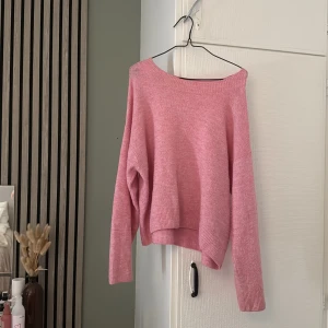 Söt Rosa stickad tröja  - Mysig rosa stickad tröja med bred halsringning från Hm , storlek M men är mer som S