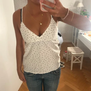 Brandy topp - En supersöt knyttopp från brandy mellville som aldrig kommer till användning:( man knyter där bak, se bild 2. Aldrig använd endast testad. One size men skulle säga att den passar xs och s💕