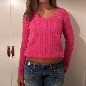 Rosa stickad tröja från Ralph Lauren 💗 - Säljer en snygg rosa stickad tröja från Ralph Lauren Sports. Tröjan har v-ringad hals och långa ärmar, perfekt för dig som gillar färg!